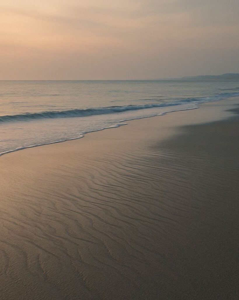 わたぼうし短歌帖「夕凪の　消える波跡は　限りなく
そぞろ心は　繰り返すだけ」短歌イメージ画像
