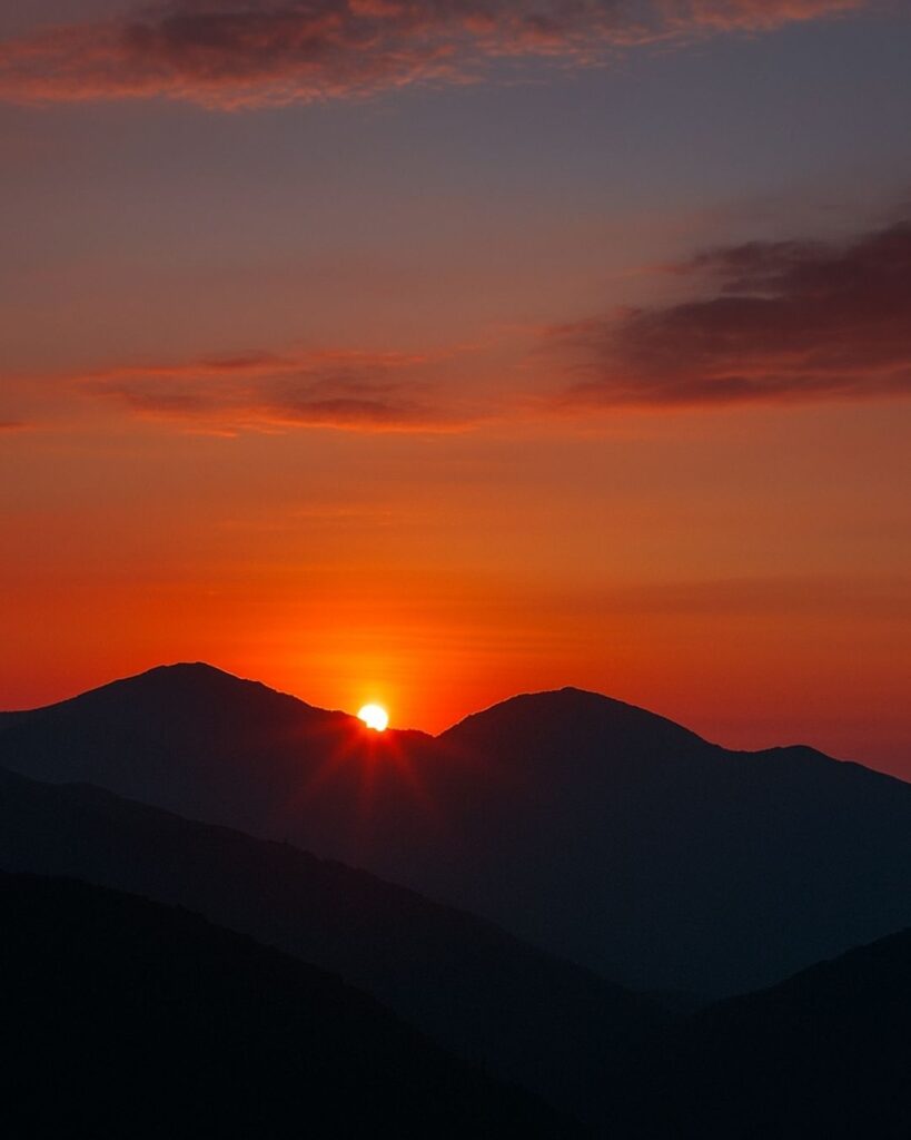 わたぼうし短歌帖「雷鳴を　かき消すように　声ひとつ
夕餉にまじる　秋の遠吠え」短歌イメージ画像