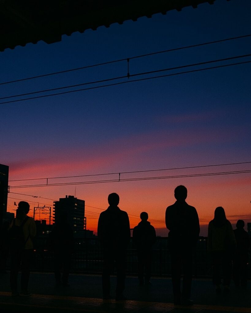わたぼうし短歌帖「茜から 群青うつりて そのままに
ただただ空に ことばを忘れる」短歌イメージ画像