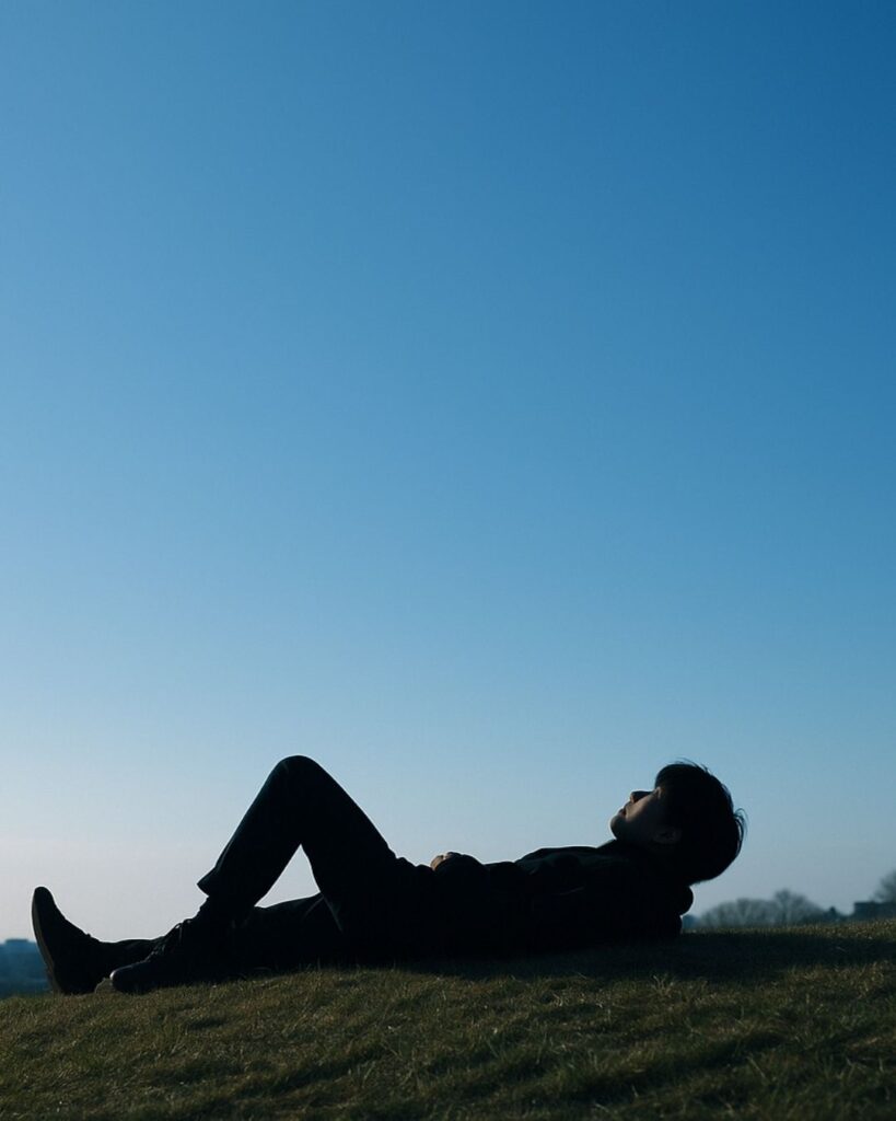 わたぼうし短歌帖「冬もみじ　深きいろより　過ぎし日を
紅さす記憶　思わざりけり」短歌イメージ画像