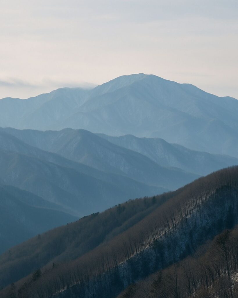 わたぼうし短歌帖「空っ風 尾根をつたへて 影ゆるび
山の眠気に 時はとどかず」短歌イメージ画像