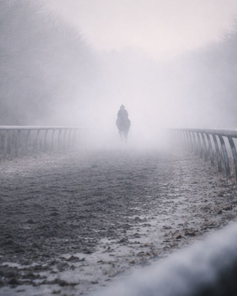 末吉俳句日記「優駿の　遠きかげろひ　冬霞」俳句イメージ画像