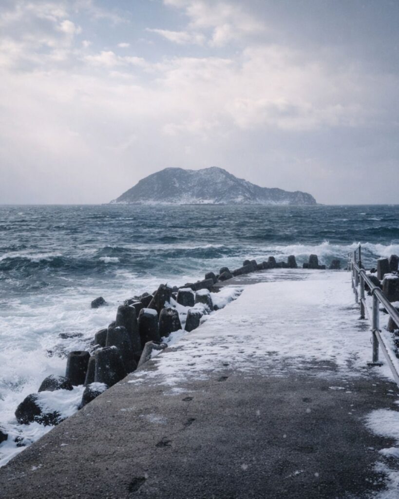 わたぼうし短歌帖「雪止みて　波止場に立てば　島見ゆる
荒波越えの　道は立たずも」短歌イメージ画像