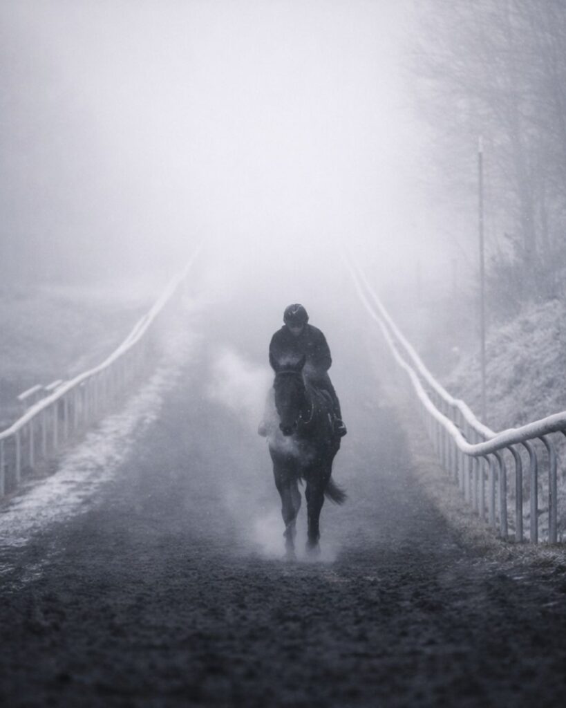 わたぼうし短歌帖「冬霞　坂路登りて　単騎見ゆ
響くいななき　まだ見ぬ先へ」短歌イメージ画像