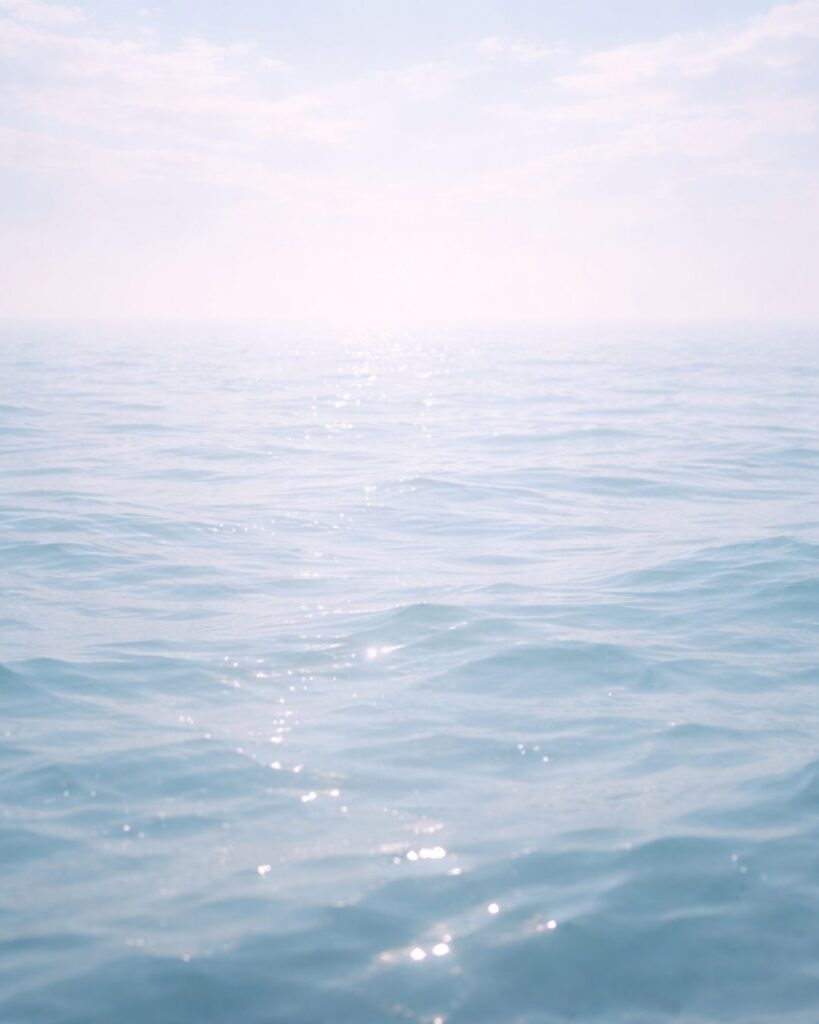 わたぼうし短歌帖「春の海　波のあはひに　身をゆだね
夢とうつつを　たゆたふままに」短歌イメージ画像